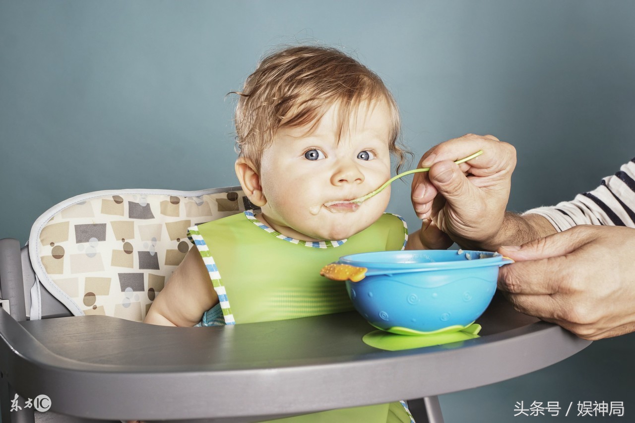 宝宝睡觉吃手怎么解决,宝宝睡觉吃手怎么办