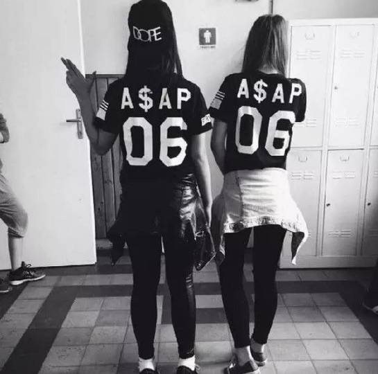 你盲目的对各大潮牌如数家珍，却不知在别人眼里你只是FUCCBOI