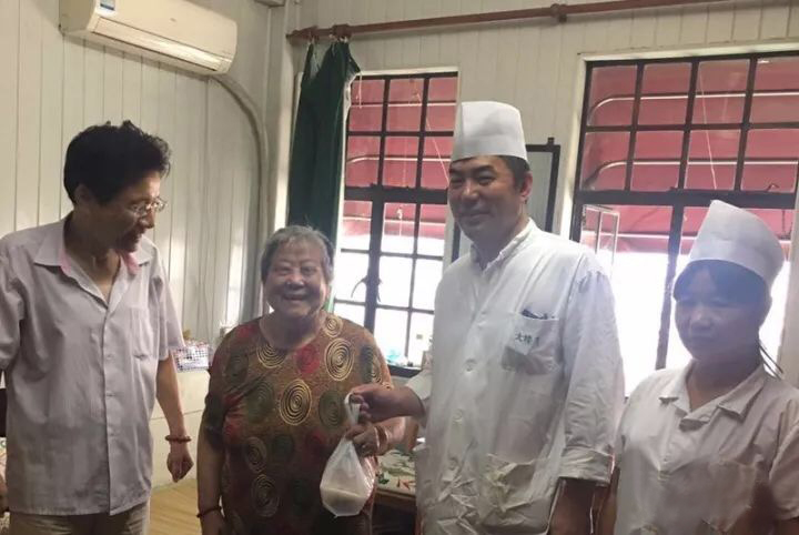 中秋情暖老人心志愿者走进敬老院,情暖夕阳关爱老人志愿者活动