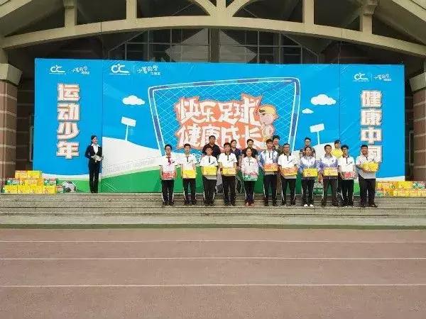 分享5个很酷的足球技巧,让你轻松学一下足球