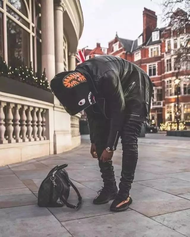 你盲目的对各大潮牌如数家珍，却不知在别人眼里你只是FUCCBOI