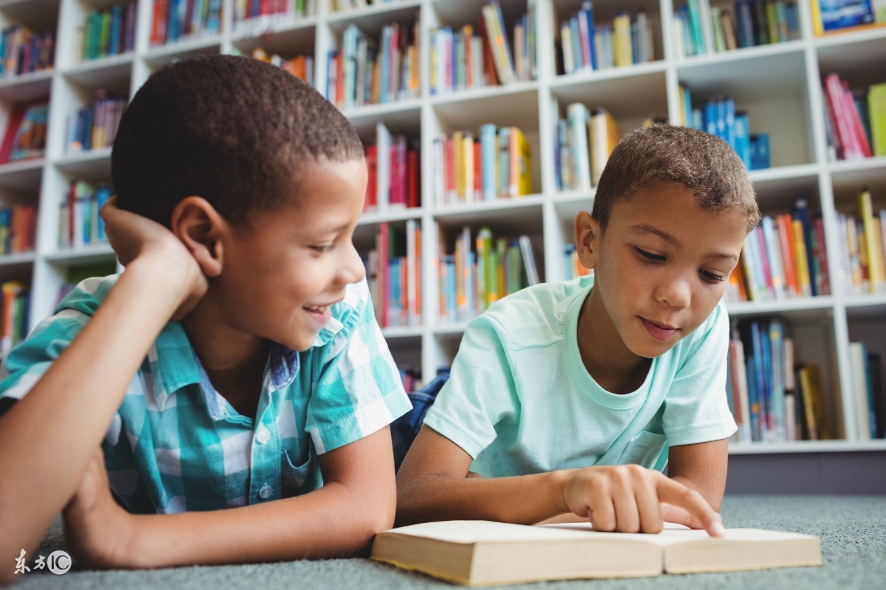 坐车避免宝宝哭闹,宝宝坐车就特别烦躁怎么回事