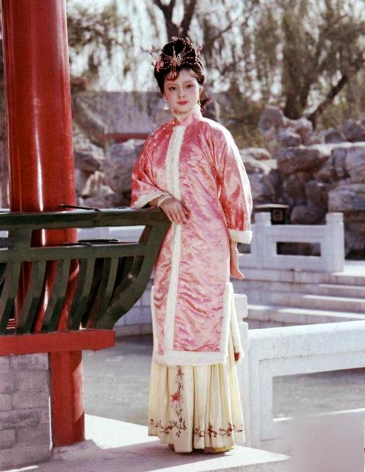 《红楼梦》里凤姐与宝钗为何相互敬而远之？