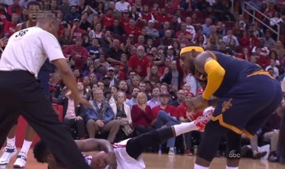 nba球星过人集锦韦德,nba球星打野球韦德