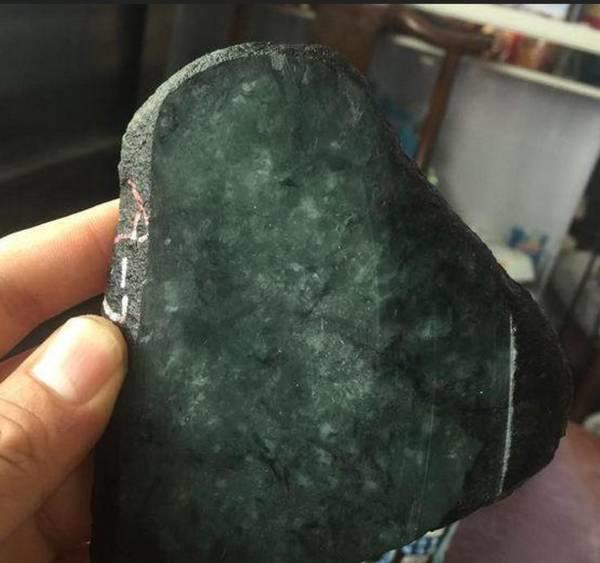 低价入手翡翠原石切开涨疯了,翡翠原石切开后如何鉴别价值