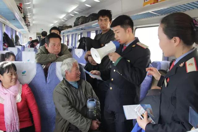 火车列车员真实工作,火车上的列车员一个月工资多少钱