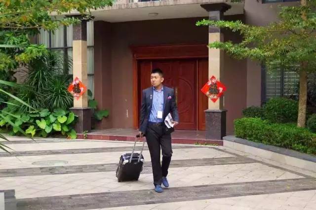 用户说|三十度没带正装,商旅人士的必备烦恼