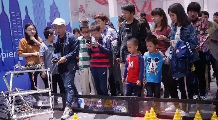 西安这个欢造节结束了熊孩子们还没有玩够