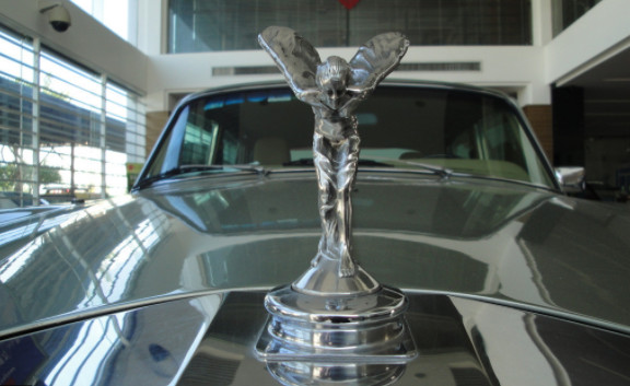 以前的劳斯莱斯没有防盗装置,劳斯莱斯改装升级防盗小金人