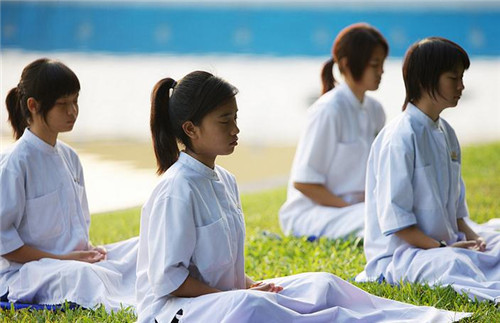 pvc瑜伽垫和nbr瑜伽垫比较,便携式瑜伽垫和大的瑜伽垫哪个好