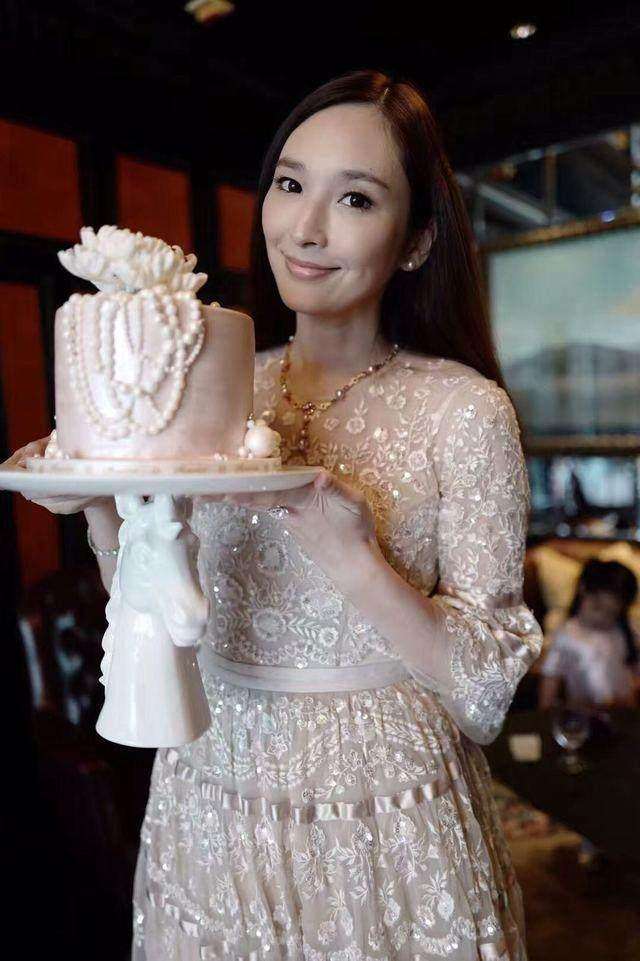 吴佩慈为嫁豪门五年怀四胎,吴佩慈第三胎能母凭子贵吗