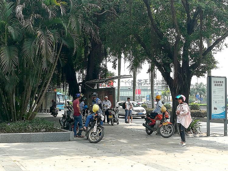 国庆最后一天的北海车站，火车站挤死人，汽车站空寥寥