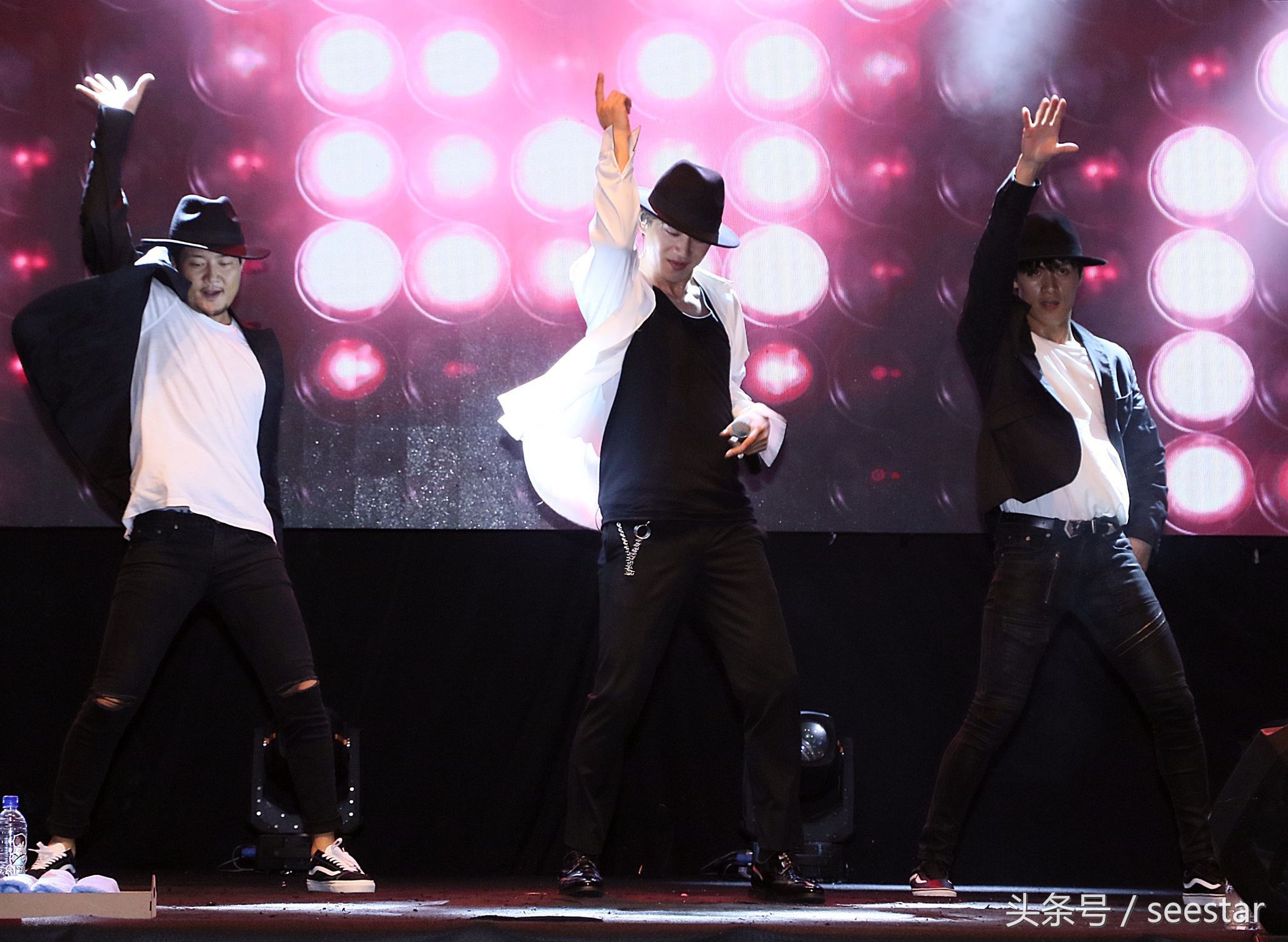 黄致列新闻当事人,黄致列拥抱歌迷