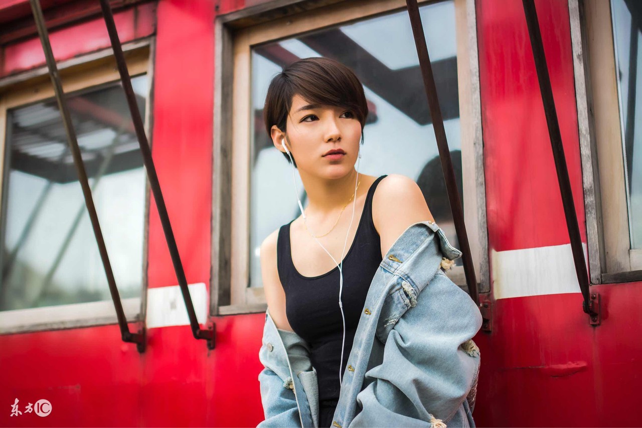 芳华心理罪紧急撤档，空天猎缝纫机乐队提档，红人吴京拄着拐站队