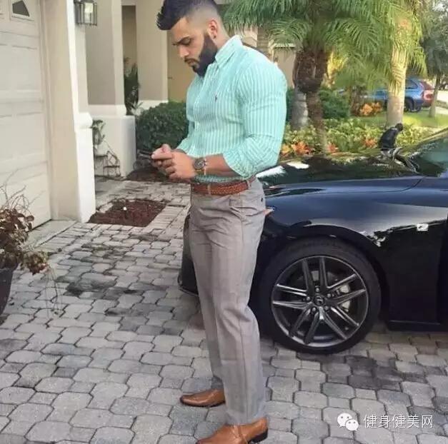 光头络腮胡肌肉男人,肌肉最猛而且非常帅的肌肉男