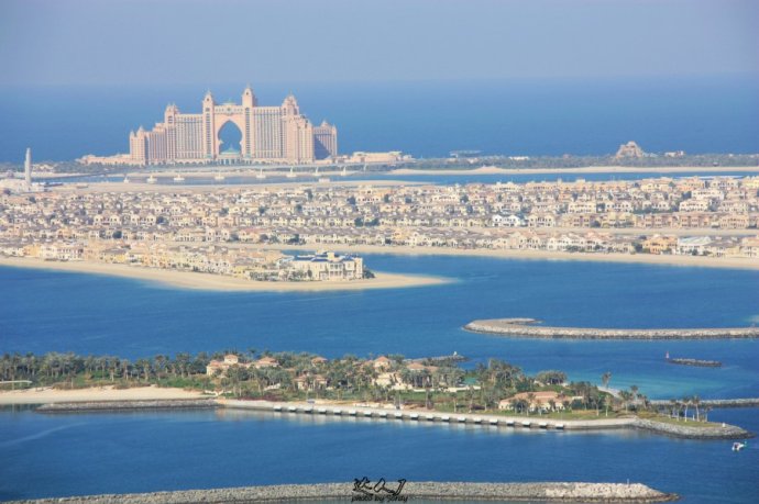 乘着地铁，乐购迪拜