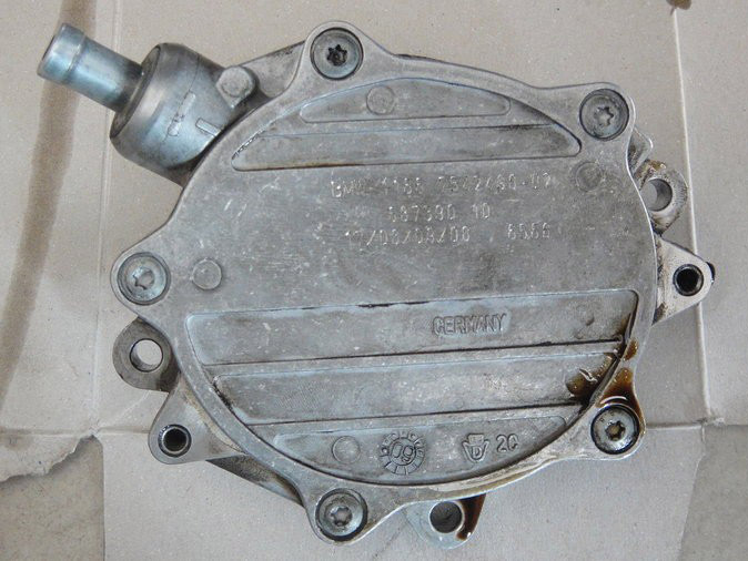 鲍斯真空泵排气口漏油,单级旋片真空泵漏油怎么解决