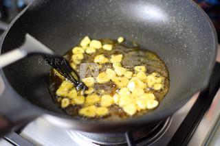 韭苔炒河虾的做法视频,春韭炒河虾家常做法