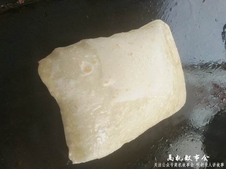 鸡蛋灌饼一天卖200个能挣多少钱,小夫妻卖灌饼一天轻松卖500张