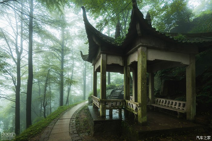 宝马X6，不谈性能如何！自驾遇上大雨还被拍成大片，颜值绝对够！