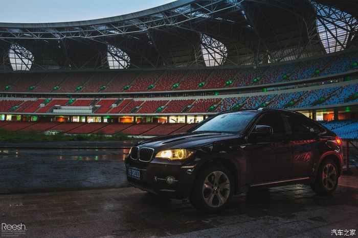 宝马X6，不谈性能如何！自驾遇上大雨还被拍成大片，颜值绝对够！