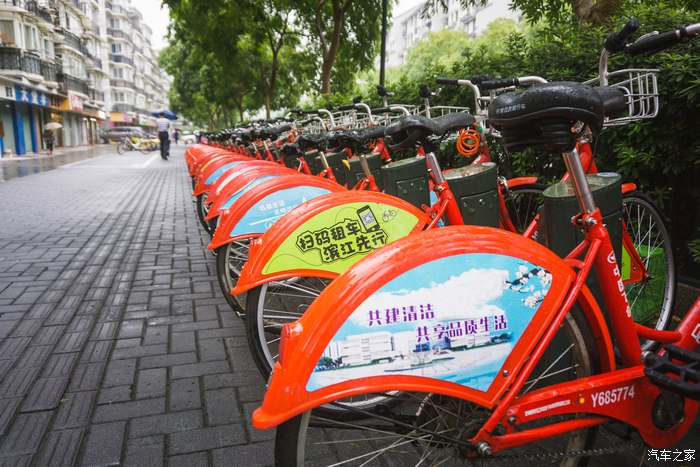 宝马X6,不谈性能如何!自驾遇上大雨还被拍成大片,颜值绝对够!