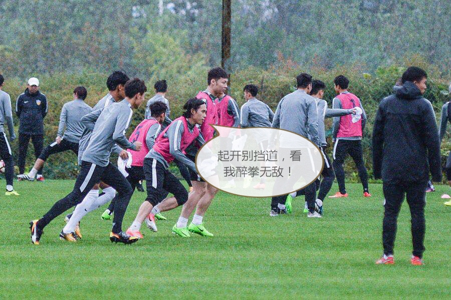 出线名额你争我抢,国足将士忙里偷闲