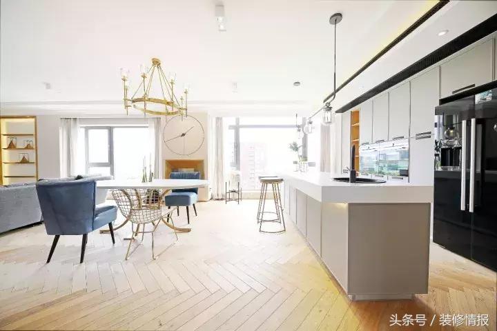 她家竟然有两个衣帽间、两个厨房！