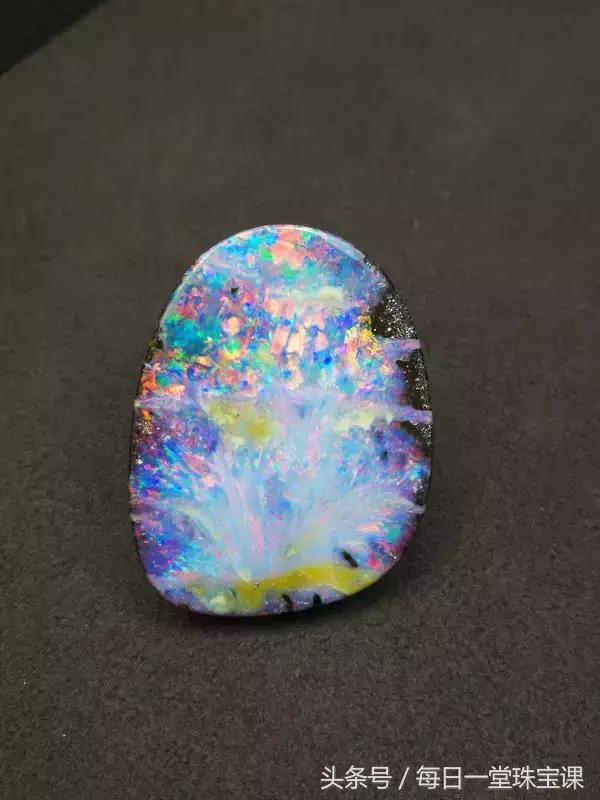 怎样挑选黑欧泊和白欧泊,如何挑选欧泊