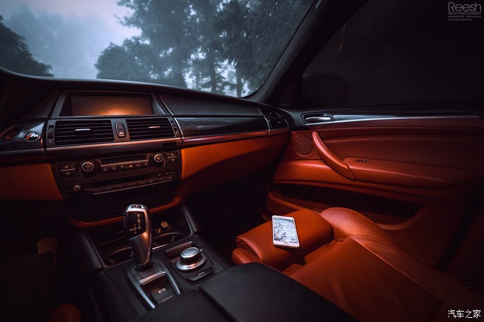 宝马X6，不谈性能如何！自驾遇上大雨还被拍成大片，颜值绝对够！