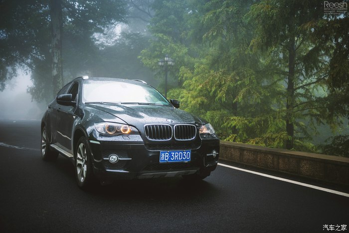 宝马X6,不谈性能如何!自驾遇上大雨还被拍成大片,颜值绝对够!