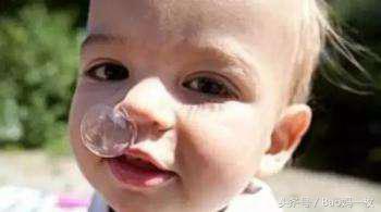 宝宝不到一岁有点流清鼻涕打喷嚏,不到一岁的宝宝流黄色的鼻涕