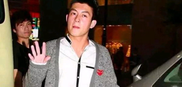 那件t恤衫的价格英文怎么说,胸前有个红心的衣服是什么牌子