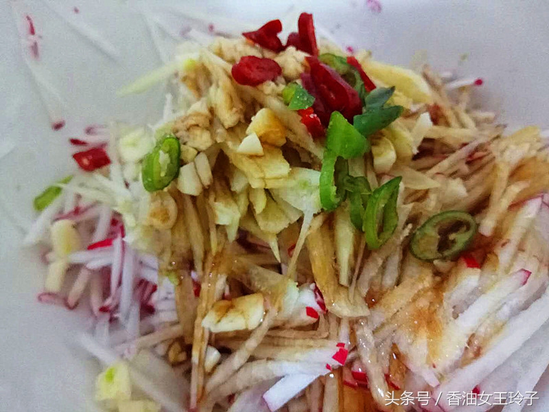 芝麻盐凉拌萝卜丝,凉拌红皮小萝卜丝