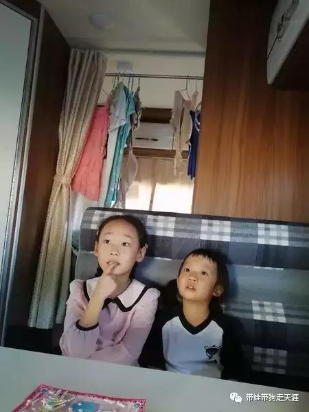 开着房车去遛娃,开着房车带狗狗出去玩