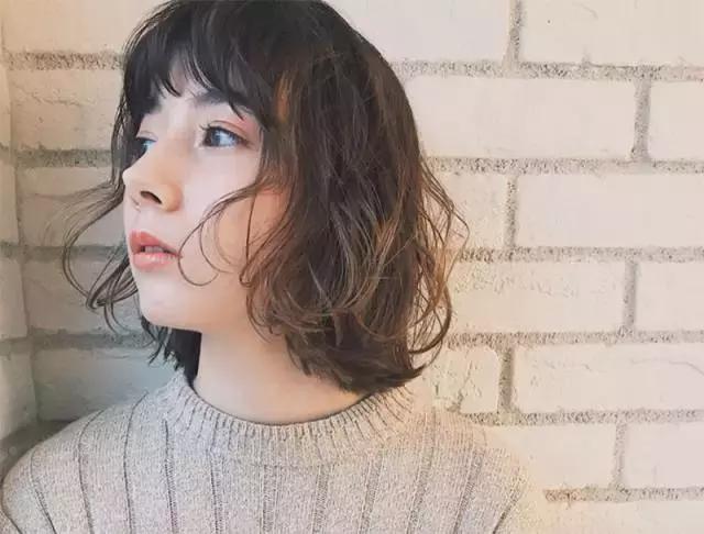 发量较多微卷适合的发型,女生发梢微卷