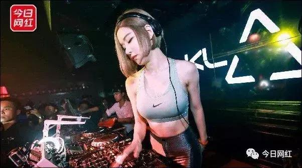 各大直播平台主播收入,直播行业年收入100万