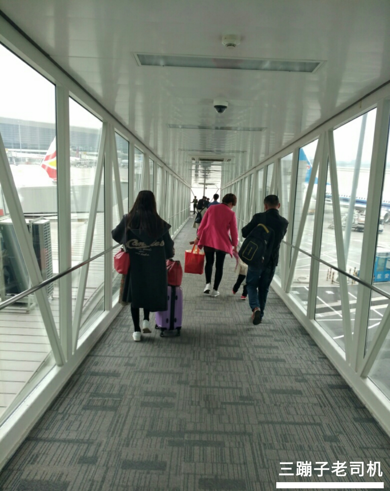 第一次坐飞机不尴尬乘机最全流程,第一次坐飞机详细流程需要带什么