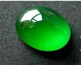 富商拿自己的翡翠来炫耀，朋友拿出了压箱底的宝贝，差点把他吓死