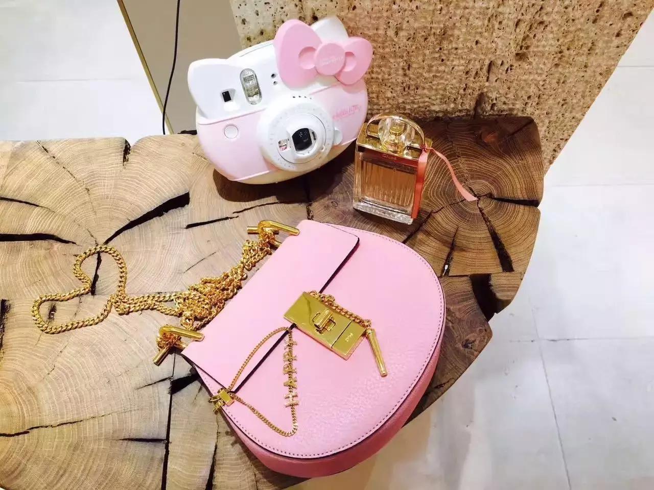 刘雯背的新款包是什么品牌,刘雯背过的一款蔻驰的包包