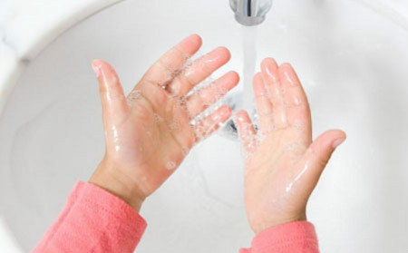 幼儿手上长红点,幼儿手上有红点是怎么回事