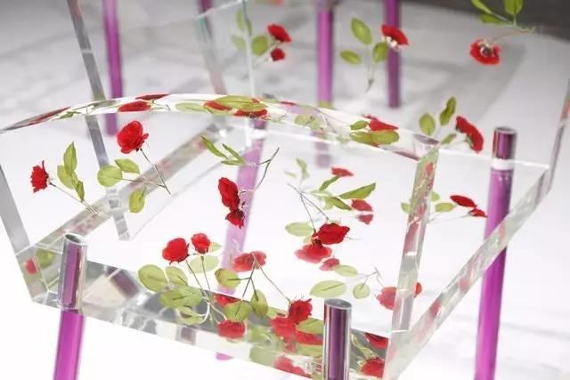 他用塑料做的玫瑰价值百万，各大艺术博物馆争相收藏