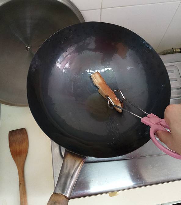 炒菜旧铁锅开锅方法,不粘锅的正确开锅方法家用铁锅