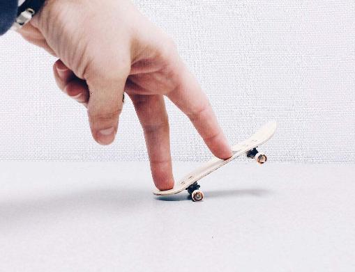 手指滑板怎么跳跃,手指滑板的跳跃该怎么做