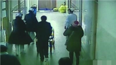 女孩预产期还有两个月,肚子疼上厕所,孩子竟然掉出来!