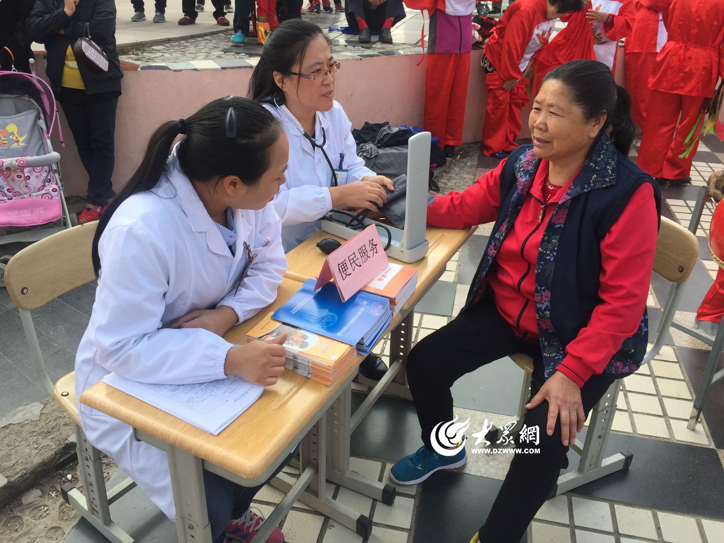 重阳节唱歌表演,社区重阳节为老人送重阳糕