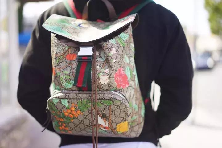 可能你手上的Supreme正是来自美国10几岁排队*党**!