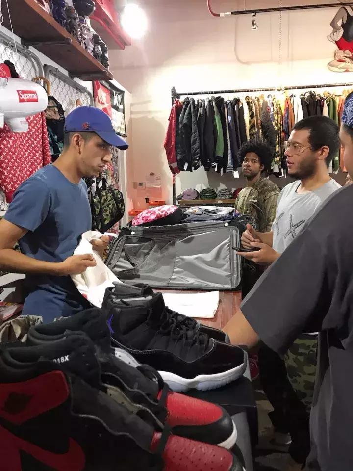 可能你手上的Supreme正是来自美国10几岁排队*党**！