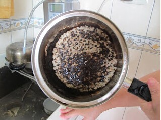 煮饭忘记放水怎么补救,煮饭锅烧糊了怎么清洗