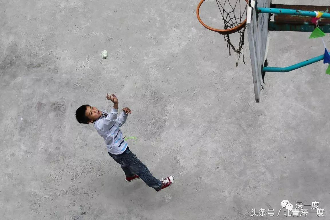 “鹿晗”在泥坑，妈妈在远方，你习以为常的幸福对他们却遥不可及